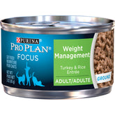 Chat dégustant Purina Pro Plan Weight Control pâtée dinde-riz dans un emballage pratique.