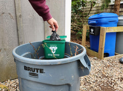 Poubelle suspendue Recycling Rules vert capable d'accueillir 7 à 14 sacs de crottes.