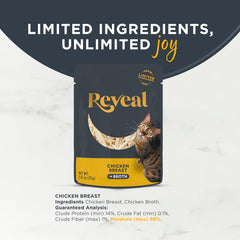Reveal – chat dégustant un bouillon hydratant dans sa pâtée humide.