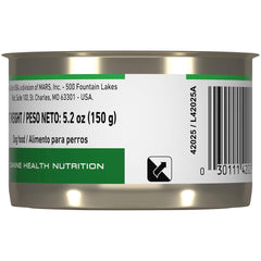 Chien mangeant Royal Canin Beauté Loaf en Sauce dans un bol.