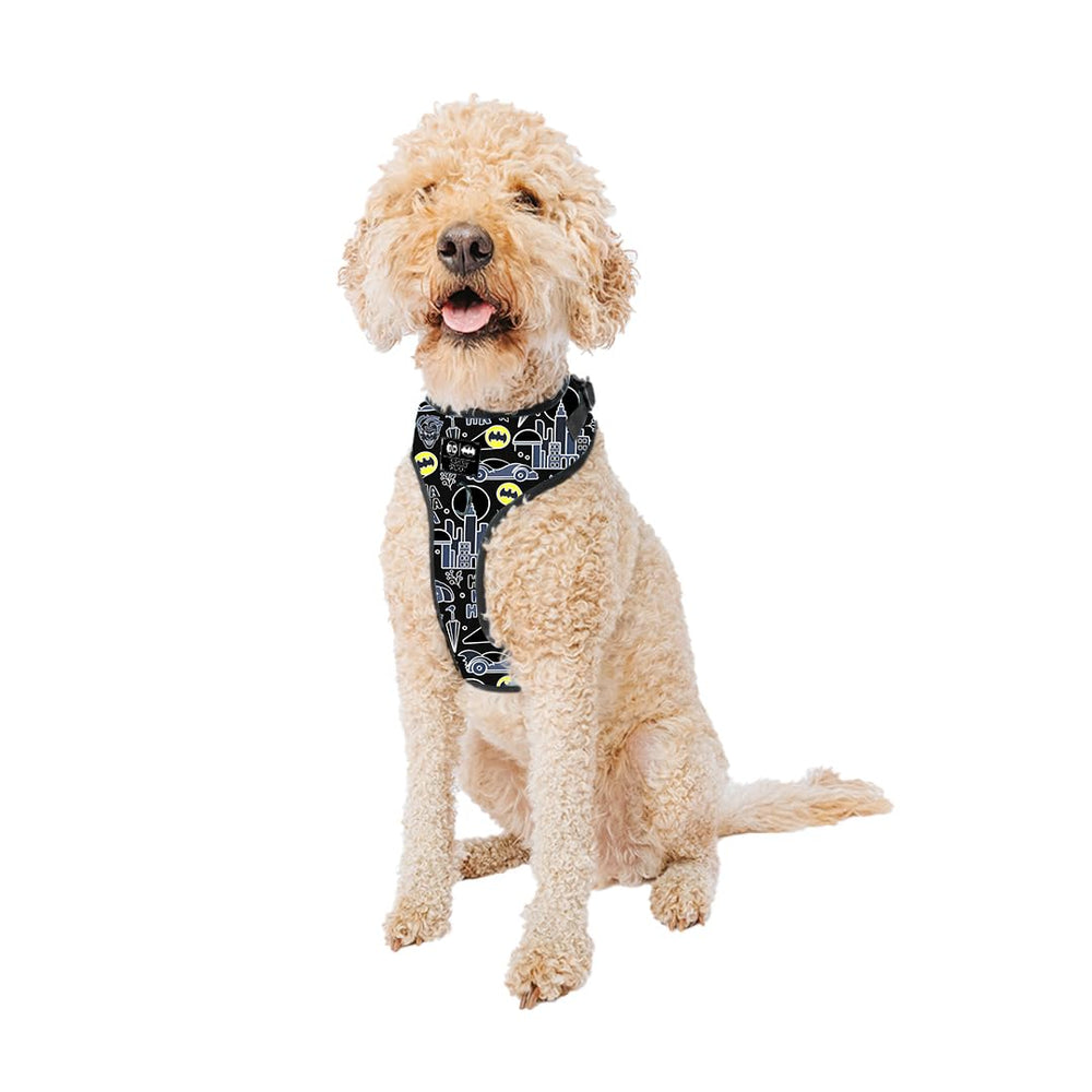 Harnais Sassy Woof Batman™ avec deux anneaux en D sur le dos, idéal pour promenades sécurisées.