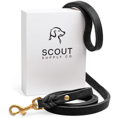 Scout Supply Classic Leather Leash avec ferrures en laiton, idéal pour les promenades quotidiennes.