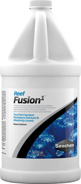 Seachem Reef Fusion 1: bouteille en main, versement précis pour calcium ionique concentré.