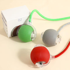 Balle chat SilqueSense roulante 360° rouge pour jeux actifs à l’intérieur.