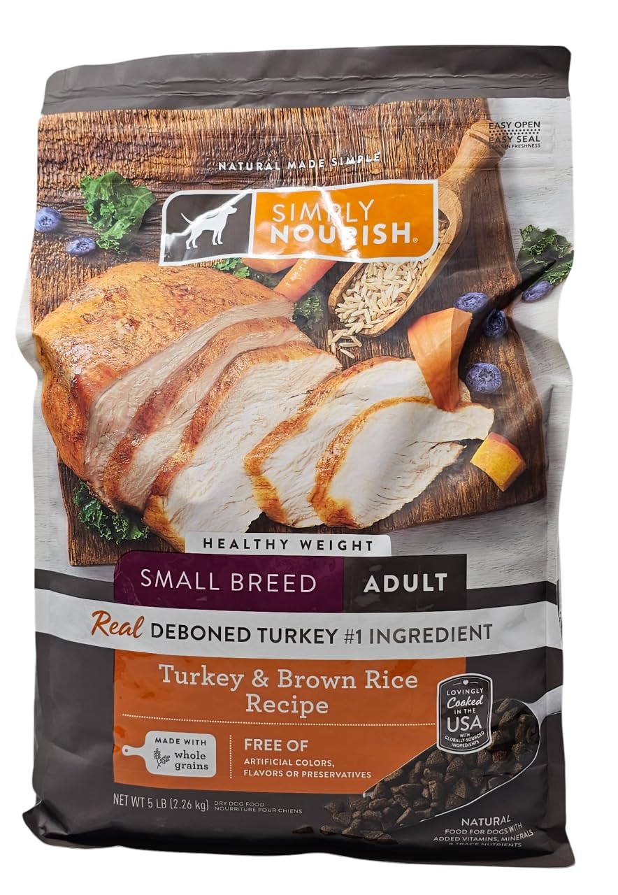 Chien de petite race dégustant les croquettes SIMPLY NOURISH, sac de 5 livres