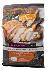 Chien de petite race dégustant les croquettes SIMPLY NOURISH, sac de 5 livres