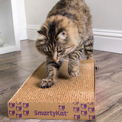 SmartyKat Super Scratcher Plus – infusion de cataire entre les couches pour le jeu.