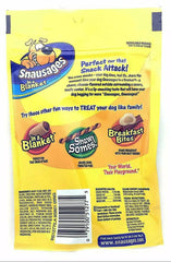 Chien savourant les friandises Snausages pendant une promenade.