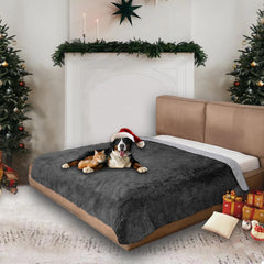 Housse Snugglesinto imperméable pour canapé protège le meuble des dégâts.