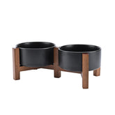 Bol SPUNKYJUNKY en céramique haute sur socle acacia noir pour repas surélevé.