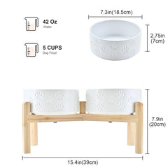 Support en bambou élevé SPUNKYJUNKY pour une posture naturelle pendant le repas.