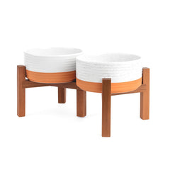 Bol SPUNKYJUNKY élevé pour chien sur socle acacia, affichant le contraste blanc et brun