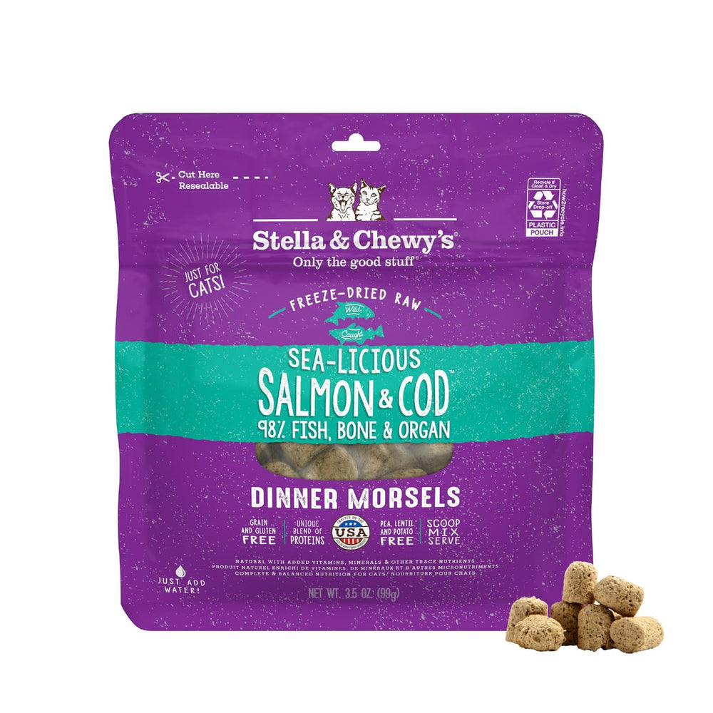 Morceaux Stella et Chewy's chat saumon-cod lyophilisés, nutrition pratique pour repas.