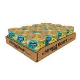 Strongheart: chat mangeant des morceaux de poulet grillé dans une sauce appétissante.