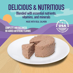 Texture satinée de la pate saumon Strongheart pour chat.