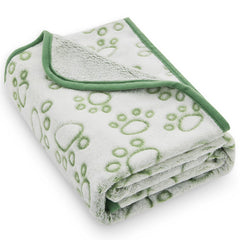 Stuffed couverture chien verte imprimé pattes, douceur chaude pour les siestes et câlins.