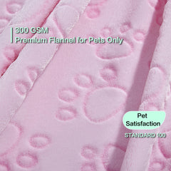 Stuffed couverture douce grise, patte imprimée, idéale pour garder votre chat au chaud sur le canapé.