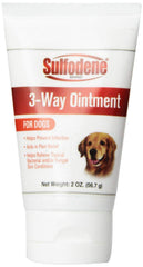 Sulfodene Pommade Trois Voies appliquée sur peau de chien, aide potentielle pour irritations.