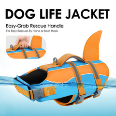 Chien portant SUNFURA gilet sauvetage pendant une nage sécurisée.