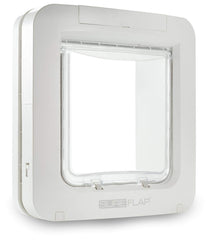 Porte SureFlap Microchip en blanc installée sur une porte, sécurité pour les animaux.