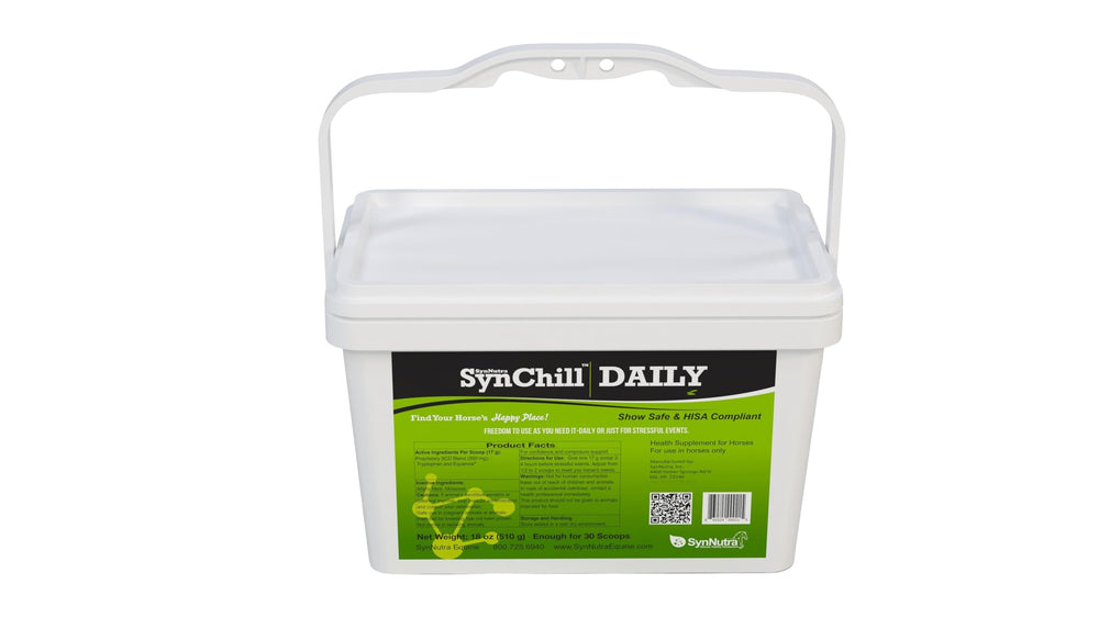 SynNutra Equine SynChill – flacon ouvert et granulés calmes, prêt pour l entraînement.