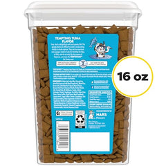 Chat reniflant les friandises croquantes Temptations au thon