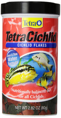 Flocons TetraCichlid dans le bocal, alimentation pratique et prête à l’emploi.