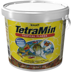 Flocons Tropicaux Tetramin en gros plan, aliment complet pour poissons tropicaux.