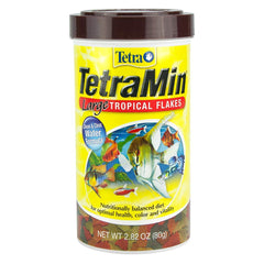 Flocons TetraMin XL tropicaux dans l’aquarium, énergie et croissance potentielles des poissons.