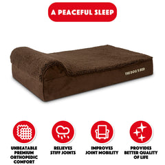 The Dog's Ball's gros plan sur le tissu peluche durable brun.