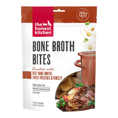 The Honest Kitchen friandises au bouillon d'os en assiette, récompense savoureuse et riche en protéines.
