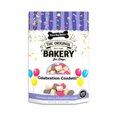 Three Dog Bakery Celebration Confetti – biscuits festifs en premier plan pour l'anniversaire du chien.
