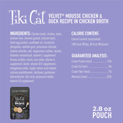 Bouillon humide riche dans Tiki Cat After Dark Velvet Mousse, hydratation naturelle.