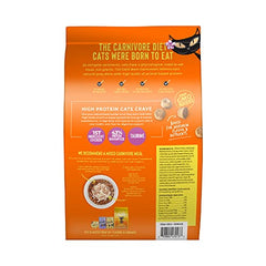 Chat adultes mangeant les croquettes Tiki Cat Born Carnivore pour un repas équilibré.