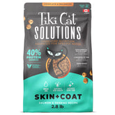 Emballage Tiki Cat Solutions Skin & Coat montrant une alimentation riche en protéines.