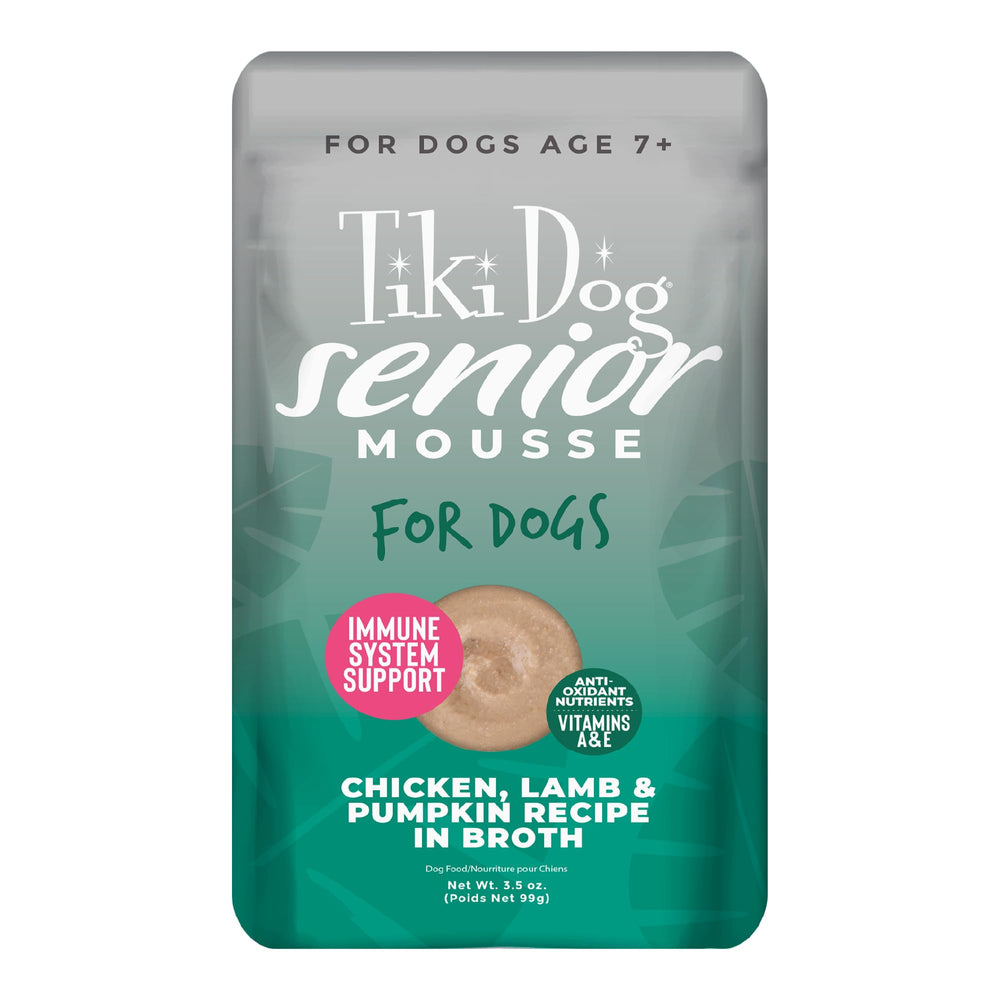 Le TIKI PETS Tiki Dog Senior Mousse présente un sachet poulet et agneau, texture tendre adaptée.