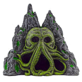 Toy Vault Cthulhu monstre dans une grotte d'aquarium, ambiance mystérieuse.