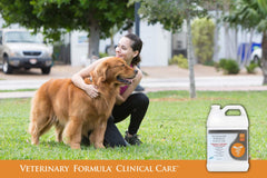 Shampooing Veterinary Formula Clinical Care sur le poil, nourrit et clarifie le pelage