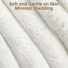 Fourrure synthétique de lapin blanc sur lit donut, douceur premium.