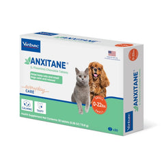 Chat calme sur un fauteuil après administration de ANXITANE®.