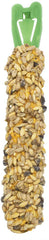 Vitakraft bâtonnets miel calcium chinchilla servi comme collation quotidienne savoureuse.