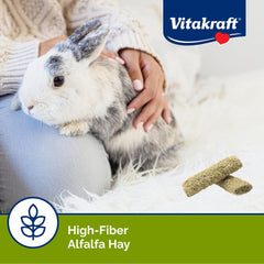 Vitakraft Slims, petit animal en train de mâchonner le bâtonnet.