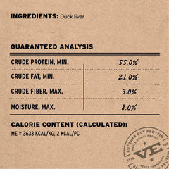 Chat dégustant friandise sans additifs, foie de canard, récompense saine.