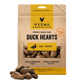 Friandises Vital Essentials coeurs de canard séchés dans l'emballage, idée pour récompense.