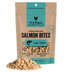 Vital Essentials morceaux saumon lyophilisés dans le paquet, protéine élevée pour chiens actifs.