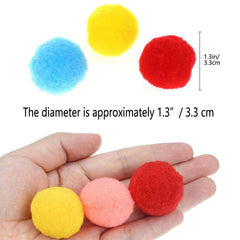 Boules pompon chat multicolores, attirantes et stimulantes pour l'activité.