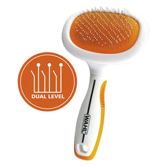 Brosse Wahl Premium Slicker Double Niveau sur le dos du chien, nettoyage rapide du poil.