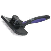 Brosse auto-nettoyante Weaver Leather en action sur les flancs bovins pour lisser le poil et ajouter du volume.