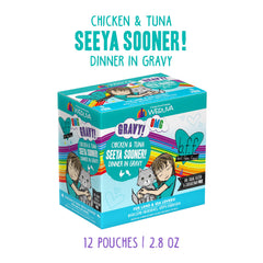 Chat savourant le repas Weruva B.F.F. OMG avec sauce généreuse.