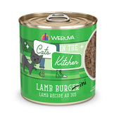 Chat Weruva devant la boîte Lamb Burger-ini 10oz prête à l'ouverture.